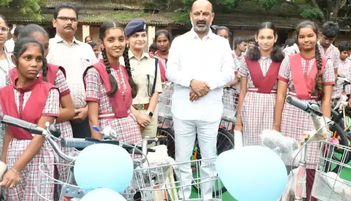 నేను ఇచ్చే సైకిల్స్ మంచి బ్రాండెడ్... బతుకమ్మ చీరల వంటివి కాదు