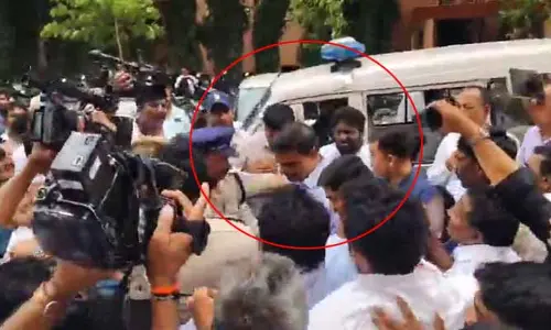 విజయవాడ ఏసీబీ కోర్టు వద్ద వైసీపీ నేతల హంగామా