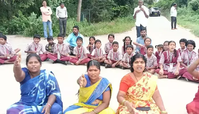 పెచ్చులూడుతున్న పాఠశాల పైకప్పు..రోడ్డెక్కి నిరసనలు