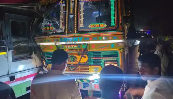 ఆర్టీసీ బస్సు, లారీ ఢీ... పలుగురికి  తీవ్ర గాయాలు