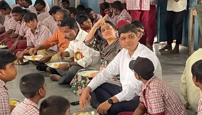నేలపై కూర్చొని భోజనం చేసిన కలెక్టర్