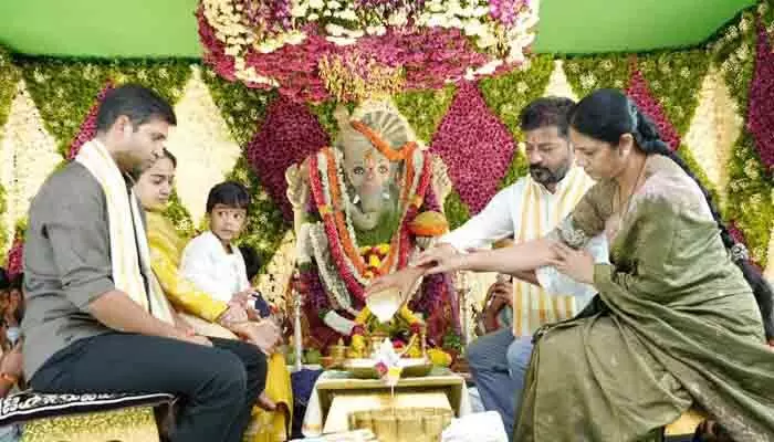 గణపతి పూజలో సీఎం రేవంత్ దంపతులు.. రాష్ట్రం సుభిక్షంగా వర్థిల్లాలని వేడుకోలు గణపతి పూజలో సీఎం రేవంత్ దంపతులు.. రాష్ట్రం సుభిక్షంగా వర్థిల్లాలని వేడుకోలు