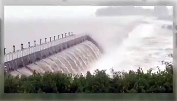 పోచారం చెరువు తెగే ప్రమాదం.. అధికారులను అప్రమత్తం సర్కార్ పోచారం చెరువు తెగే ప్రమాదం.. అధికారులను అప్రమత్తం సర్కార్