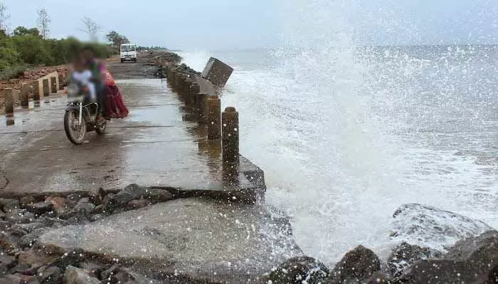 Ap: ఉప్పాడ తీర ప్రాంతం అల్లకల్లోలం Ap: ఉప్పాడ తీర ప్రాంతం అల్లకల్లోలం