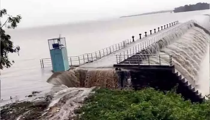 పోచారం డ్యాంకు గండి.. డేంజర్ లో 14 గ్రామాలు పోచారం డ్యాంకు గండి.. డేంజర్ లో 14 గ్రామాలు