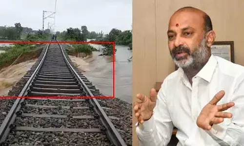 కామారెడ్డి వద్ద కొట్టుకుపోయిన రైల్వే ట్రాక్.. వర్షాలపై కేంద్ర మంత్రి బండి సంజయ్ ఆరా