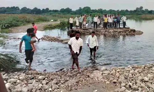 గూగుల్ మ్యాప్స్ చూస్తూ డ్రైవింగ్.. నదిలో నలుగురు గల్లంతు