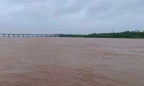 పెరుగుతున్న గోదావరి.. అలర్ట్ ప్రకటించిన కలెక్టర్