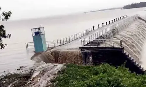 పోచారం డ్యాంకు గండి.. డేంజర్ లో 14 గ్రామాలు