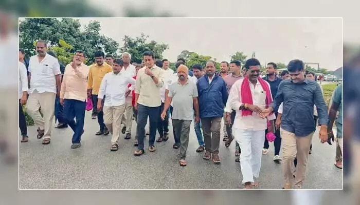 స్తంభించిన జనజీవనం.. తిరిగి సిరిసిల్ల బయలుదేరిన కేటీఆర్ స్తంభించిన జనజీవనం.. తిరిగి సిరిసిల్ల బయలుదేరిన కేటీఆర్