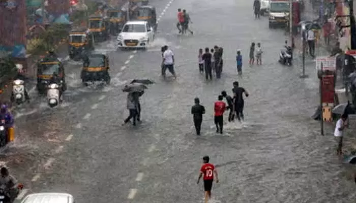 Heavy Rains: కోస్తాంధ్రలో రెవెన్యూ శాఖ అప్రమత్తం Heavy Rains: కోస్తాంధ్రలో రెవెన్యూ శాఖ అప్రమత్తం