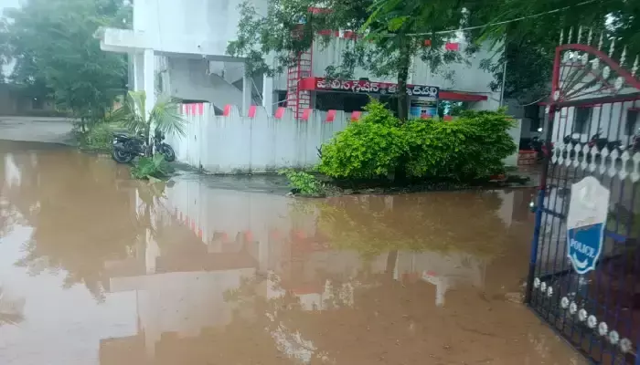 పోలీస్ స్టేషన్ లోకి వరద నీరు...మునిగిన కార్యాలయాలు పోలీస్ స్టేషన్ లోకి వరద నీరు...మునిగిన కార్యాలయాలు