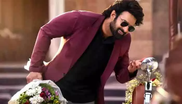 The Rajasaab: రాజాసాబ్ రిలీజ్ డేట్ ఫిక్స్.. రెండు ట్రైలర్స్తో వచ్చేస్తున్న ప్రభాస్ The Rajasaab: రాజాసాబ్ రిలీజ్ డేట్ ఫిక్స్.. రెండు ట్రైలర్స్తో వచ్చేస్తున్న ప్రభాస్