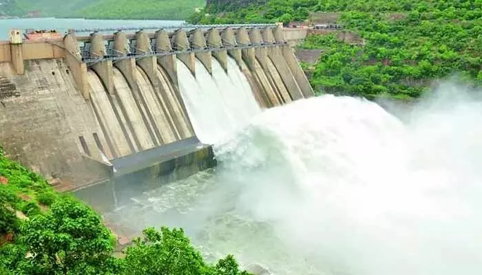 శ్రీశైలం జలాశయం దగ్గర తప్పిన పెనుముప్పు శ్రీశైలం జలాశయం దగ్గర తప్పిన పెనుముప్పు