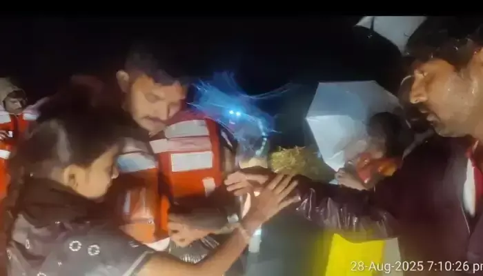 వరదలో చిక్కుకున్న ఆర్టీసీ బస్సు వరదలో చిక్కుకున్న ఆర్టీసీ బస్సు