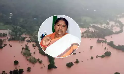 ఎట్టి పరిస్థితుల్లో ప్రాణనష్టం జరగొద్దు.. కామారెడ్డికి బయల్దేరిన మంత్రి సీతక్క