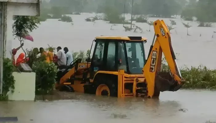 జేసీబీ సహాయంతో వరద బాధితులను కాపాడిన అధికారులు