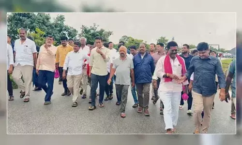 స్తంభించిన జనజీవనం.. తిరిగి సిరిసిల్ల బయలుదేరిన కేటీఆర్