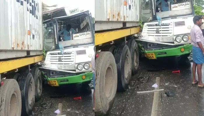 లారీని ఢీ కొట్టిన ఆర్టీసీ బస్సు... క్యాబిన్‌లో ఇరుక్కున్న డ్రైవర్