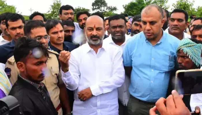 కలెక్టర్, ఎస్పీలపై  బండి సంజయ్ ప్రశంసలు