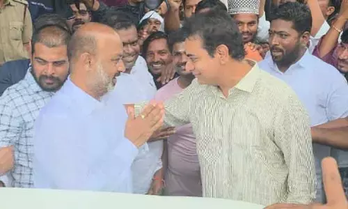 తెలంగాణ రాజకీయాల్లో అరుదైన సీన్.. ఒకరికొకరు ఎదురుపడ్డ  బండి సంజయ్, కేటీఆర్