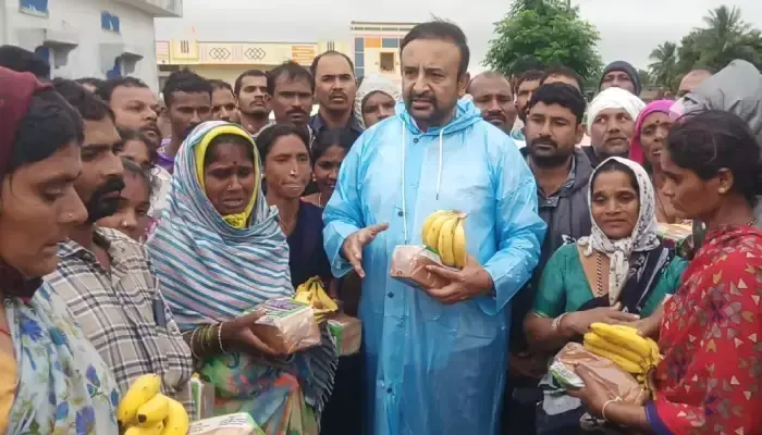 వరద బాధితులకు బ్రెడ్ - పండ్లు పంపిణీ చేసిన ఎమ్మెల్యే