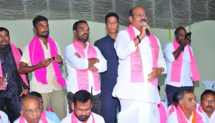 బీఆర్ఎస్ పార్టీలో చేరిన 100 మంది కాంగ్రెస్ కార్యకర్తలు