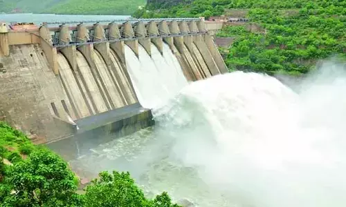 శ్రీశైలం జలాశయం దగ్గర తప్పిన పెనుముప్పు