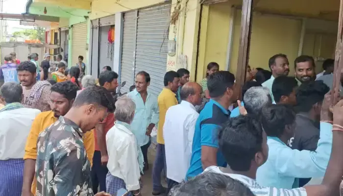 యూరియా కొరకు తిప్పలు..అధికారుల తీరుపై ఆగ్రహం
