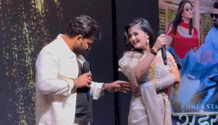 అందరూ చూస్తుండగానే అంజలిని అసభ్యంగా తాకిన పవన్.. బండ బూతులు తిడుతున్న నెటిజన్లు (వీడియో) అందరూ చూస్తుండగానే అంజలిని అసభ్యంగా తాకిన పవన్.. బండ బూతులు తిడుతున్న నెటిజన్లు (వీడియో)