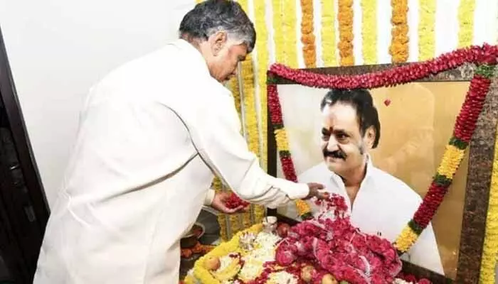 బంధుత్వం కంటే ఆత్మీయత, స్నేహాన్ని పంచుకున్నాం : హరికృష్ణకు సీఎం చంద్రబాబు ఘన నివాళి బంధుత్వం కంటే ఆత్మీయత, స్నేహాన్ని పంచుకున్నాం : హరికృష్ణకు సీఎం చంద్రబాబు ఘన నివాళి