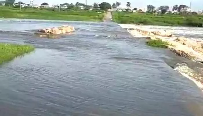 పరవళ్లు తొక్కుతున్న మూసీ.. రాకపోకలకు అంతరాయం పరవళ్లు తొక్కుతున్న మూసీ.. రాకపోకలకు అంతరాయం