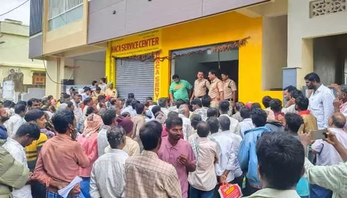యూరియా కోసం రైతులు బారులు.. కూపన్ల కోసం గంటల తరబడి నిరిక్షణ యూరియా కోసం రైతులు బారులు.. కూపన్ల కోసం గంటల తరబడి నిరిక్షణ