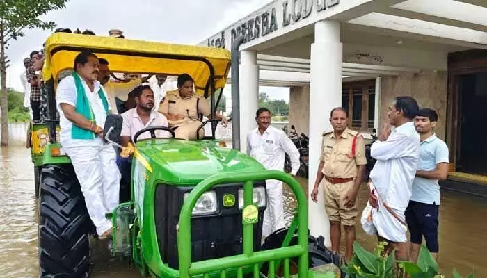 వరద కాలనీలను పర్యవేక్షించిన జిల్లా ఎస్పీ జానకి షర్మిల.. వరద కాలనీలను పర్యవేక్షించిన జిల్లా ఎస్పీ జానకి షర్మిల..