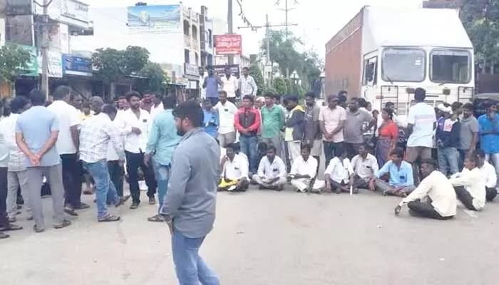 యూరియా కోసం రైతుల ధర్నా.. గజ్వేల్ పట్టణంలో ట్రాఫిక్కు అంతరాయం యూరియా కోసం రైతుల ధర్నా.. గజ్వేల్ పట్టణంలో ట్రాఫిక్కు అంతరాయం