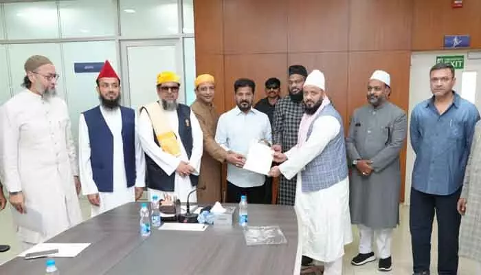 సీఎం రేవంత్ రెడ్డిని కలిసిన ఒవైసీ బ్రదర్స్.. కీలక అభ్యర్థన సీఎం రేవంత్ రెడ్డిని కలిసిన ఒవైసీ బ్రదర్స్.. కీలక అభ్యర్థన