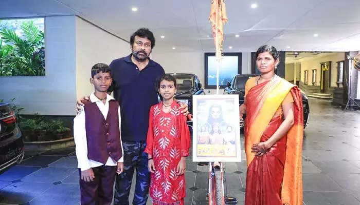 చిరంజీవిని కలిసేందుకు ఆదోని నుండి సైకిల్పై వచ్చిన మహిళా అభిమాని చిరంజీవిని కలిసేందుకు ఆదోని నుండి సైకిల్పై వచ్చిన మహిళా అభిమాని