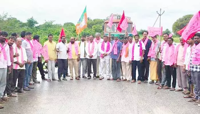 హై లెవెల్ బ్రిడ్జి నిర్మించాలని అఖిలపక్షం ఆధ్వర్యంలో రాస్తారోకో.. హై లెవెల్ బ్రిడ్జి నిర్మించాలని అఖిలపక్షం ఆధ్వర్యంలో రాస్తారోకో..