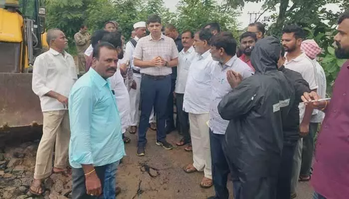 యుద్ధ ప్రాతిపదికన పనులు పూర్తి చేయాలి: జిల్లా కలెక్టర్ ఆశిష్ సంగ్వాన్ యుద్ధ ప్రాతిపదికన పనులు పూర్తి చేయాలి: జిల్లా కలెక్టర్ ఆశిష్ సంగ్వాన్