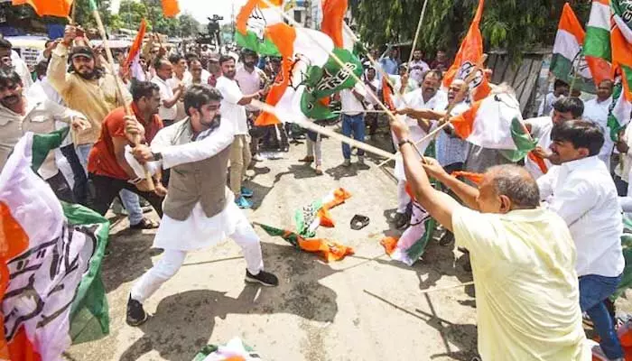 బీజేపీ, కాంగ్రెస్ శ్రేణుల మధ్య ఘర్షణ.. కర్రలు, పార్టీ జెండాలు, రాళ్లతో దాడులు.. బీజేపీ, కాంగ్రెస్ శ్రేణుల మధ్య ఘర్షణ.. కర్రలు, పార్టీ జెండాలు, రాళ్లతో దాడులు..