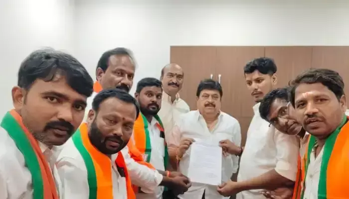 బీజేపీ అధ్యక్షున్ని కలిసిన నాయకులు బీజేపీ అధ్యక్షున్ని కలిసిన నాయకులు
