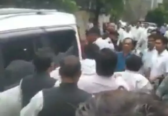 కోర్టులో హైడ్రామా.. పోలీసులను చితకబాదిన లాయర్లు.. వీడియో వైరల్ కోర్టులో హైడ్రామా.. పోలీసులను చితకబాదిన లాయర్లు.. వీడియో వైరల్