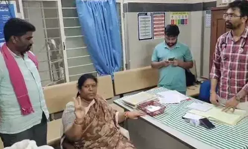 వైద్యం అందించడంలో సిబ్బంది నిర్లక్ష్యం.. డీఎంహెచ్‌వో పై ఎమ్మెల్యే ఆగ్రహం..