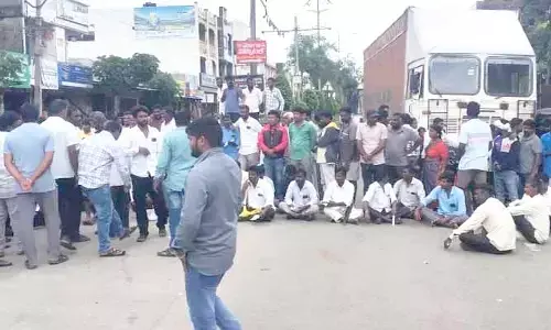 యూరియా కోసం రైతుల ధర్నా.. గజ్వేల్ పట్టణంలో ట్రాఫిక్‌కు అంతరాయం