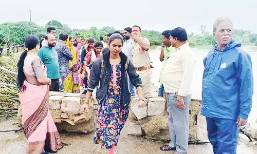 తేలిన వంతెన.. సురక్షిత ప్రాంతానికి విద్యార్థినుల తరలింపు