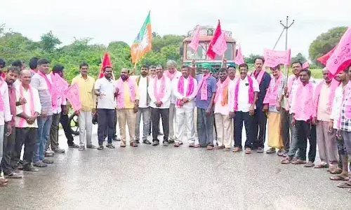 హై లెవెల్ బ్రిడ్జి నిర్మించాలని అఖిలపక్షం ఆధ్వర్యంలో రాస్తారోకో..