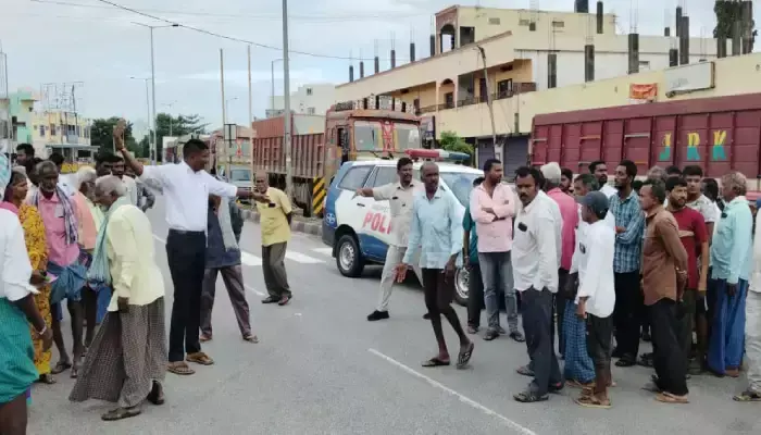 రాజీవ్ రహదారిపై రైతుల ధర్నా