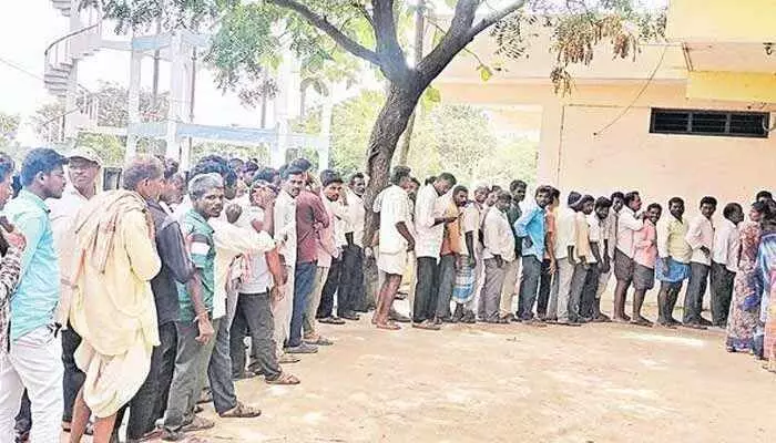 యూరియా బాధలు ఎప్పటికి తీరేనో..? డీసీఎంఎస్లో బారులు తీరిన రైతులు యూరియా బాధలు ఎప్పటికి తీరేనో..? డీసీఎంఎస్లో బారులు తీరిన రైతులు