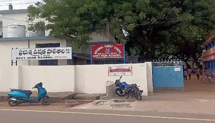 ఈ హై స్కూల్ నాకో జ్ఞాపకం ఈ హై స్కూల్ నాకో జ్ఞాపకం