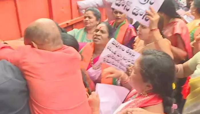 బీజేపీ తెలంగాణ రాష్ట్ర కార్యాలయం వద్ద హైటెన్షన్ బీజేపీ తెలంగాణ రాష్ట్ర కార్యాలయం వద్ద హైటెన్షన్